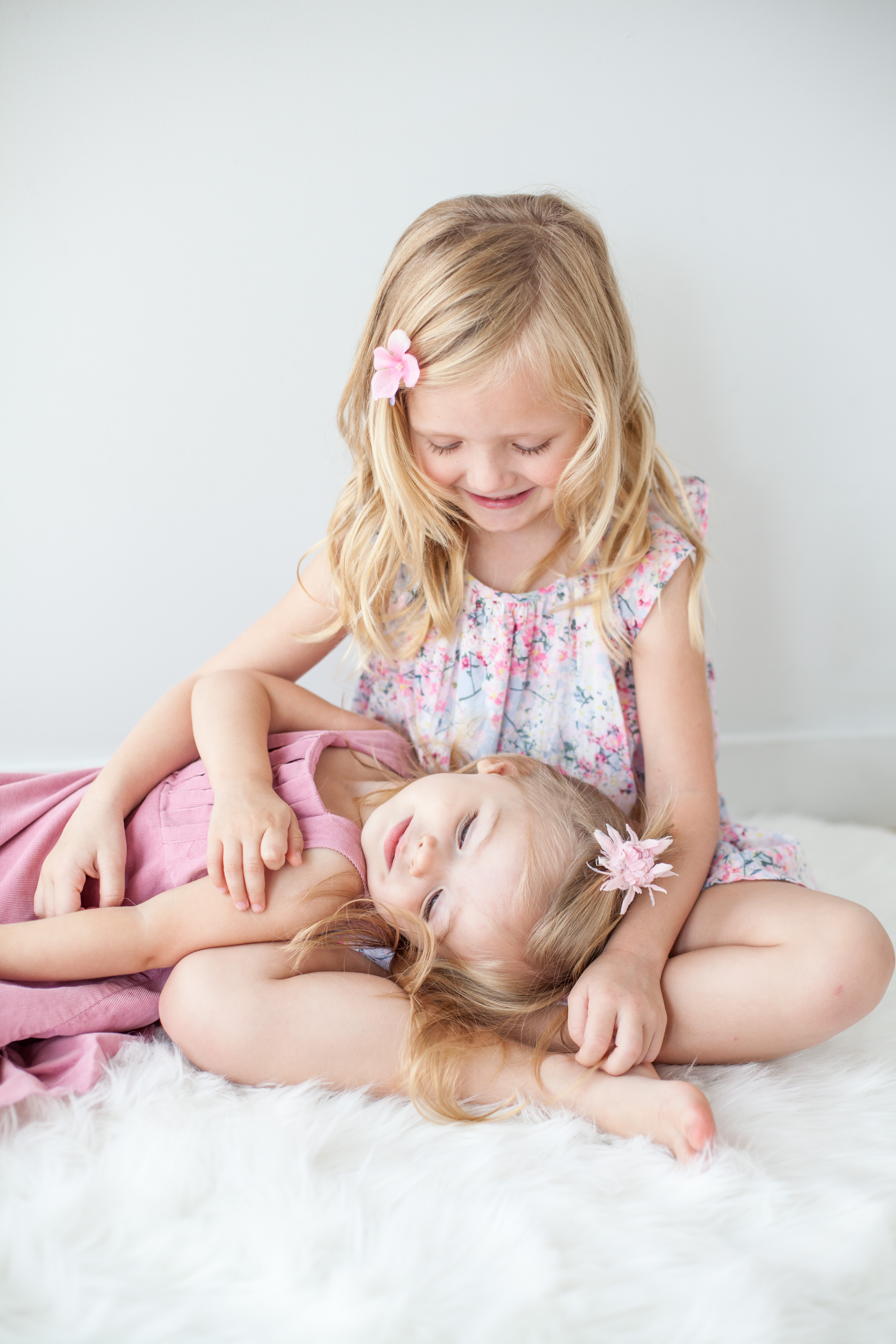 Sisters lay together | Alex Karl Photography | Palm Beach Family Photographer