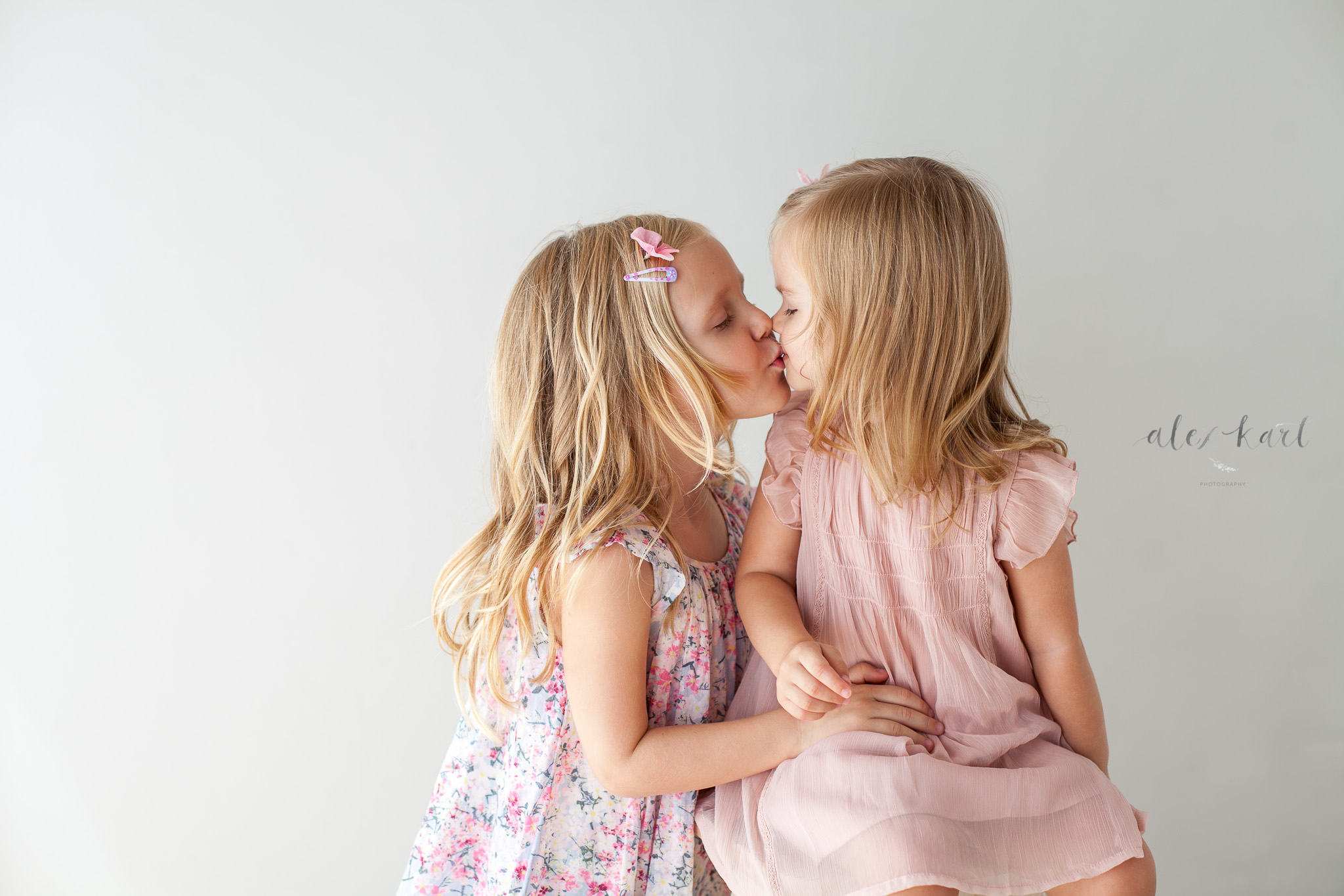 Sisters kiss  | Alex Karl Photography | Palm Beach Family Photographer