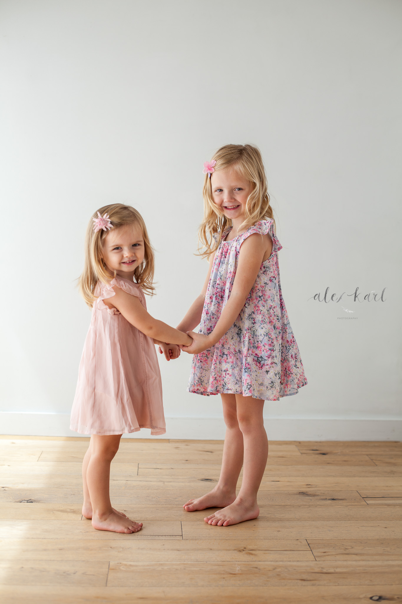 Sisters hold hands  | Alex Karl Photography | Palm Beach Family Photographer