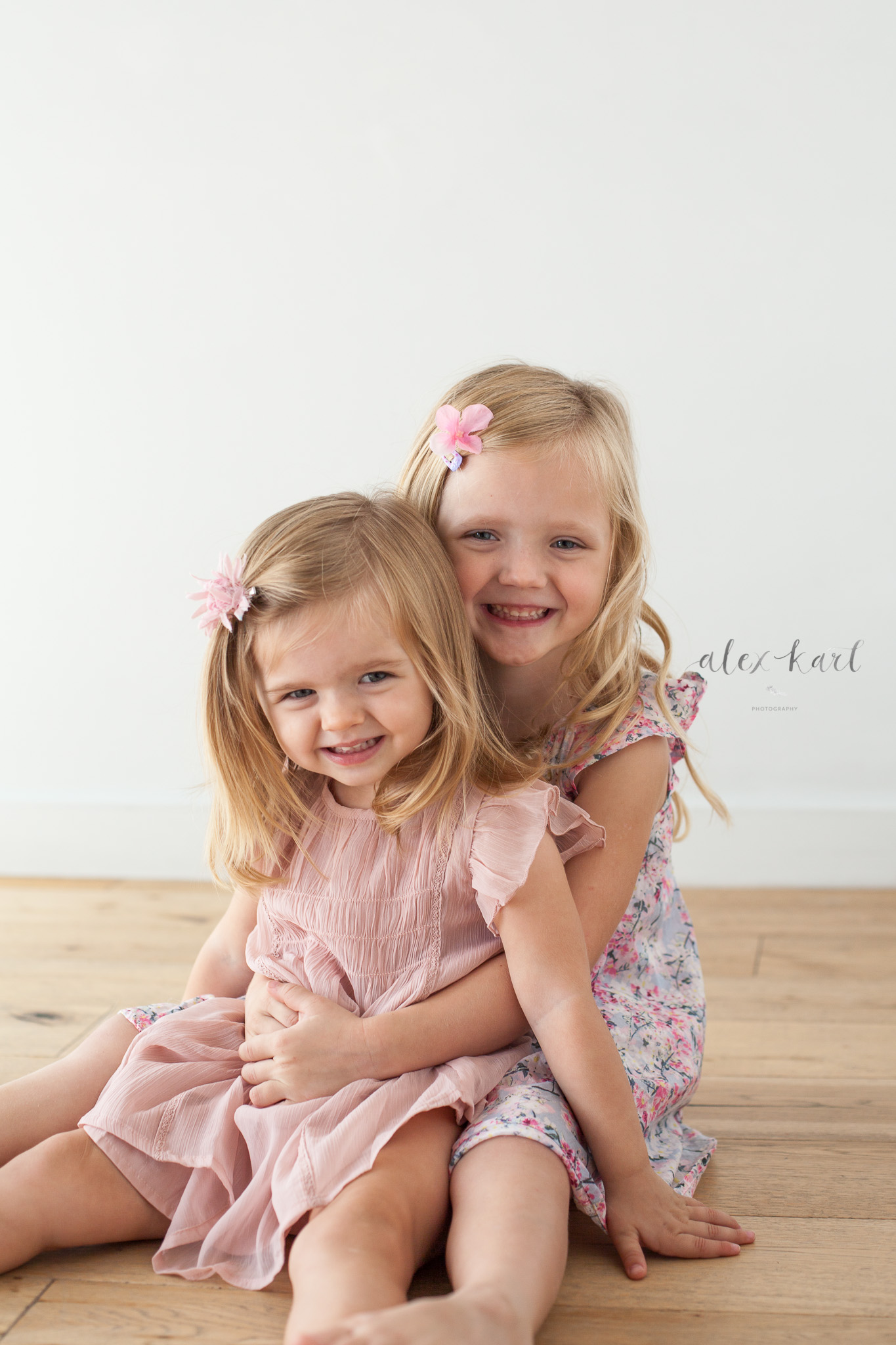 Sisters hug  | Alex Karl Photography | Palm Beach Family Photographer