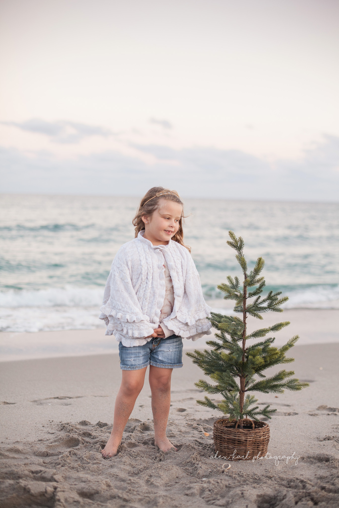 A child looks at a tree | Alex Karl Photography | Palm Beach Family Photographer