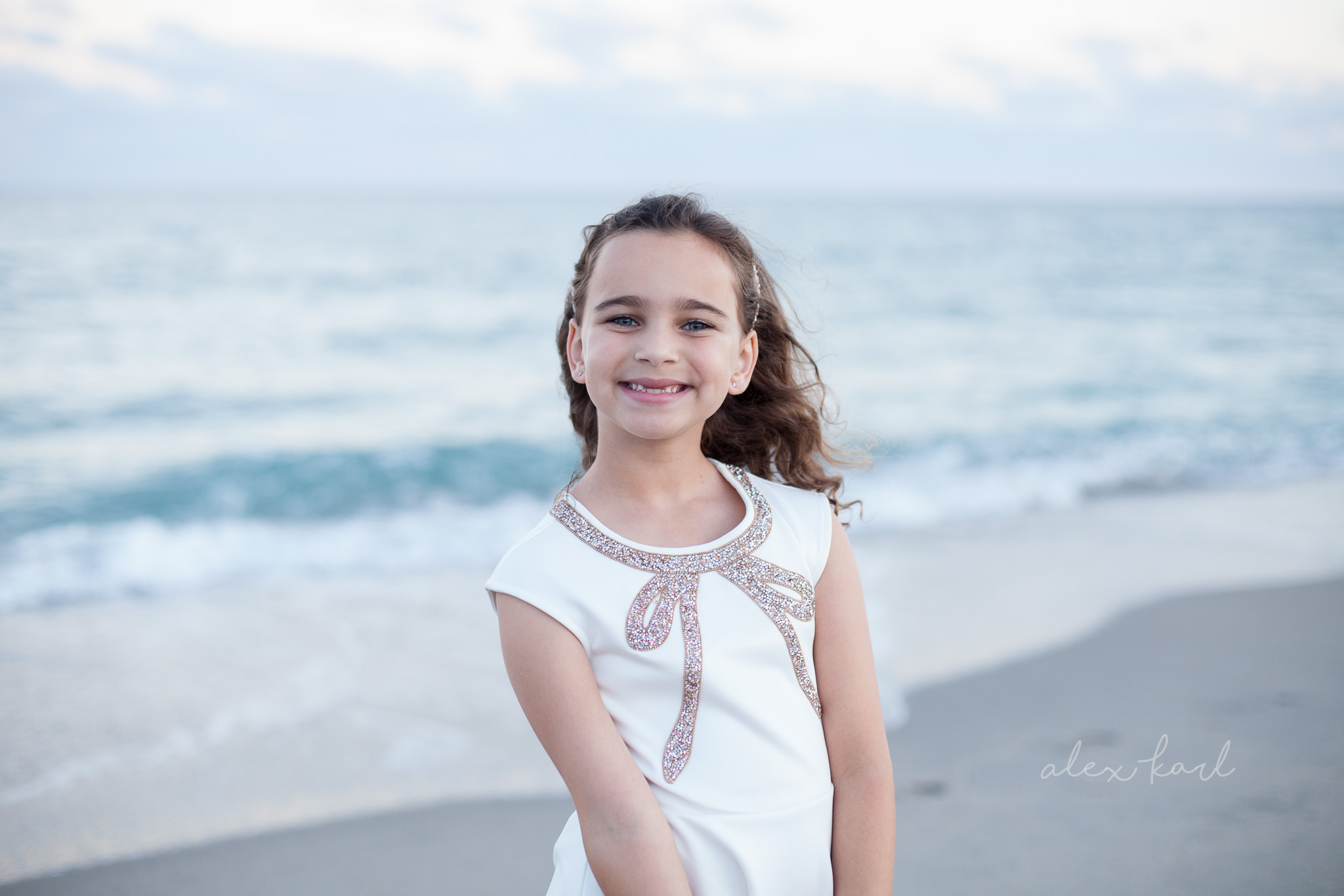 A child walks on the beach | Alex Karl Photography | Palm Beach Family Photographer